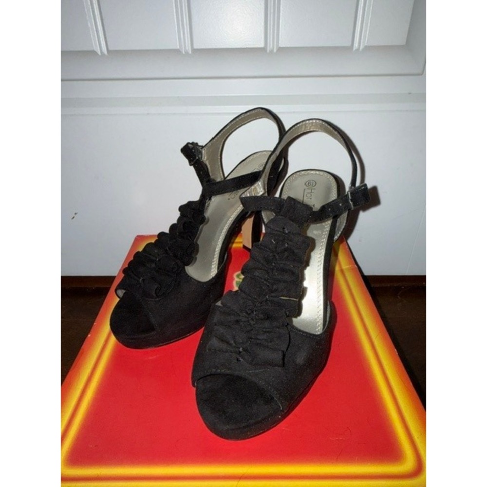 Hot Tomato Rylie Black Faux Suede Ruffle T-Strap Platform Peep Toe Heels 6.5M